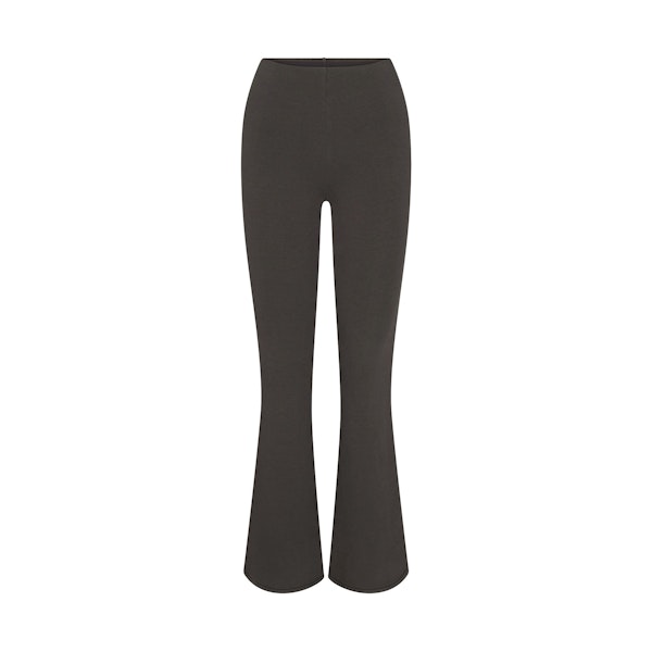 OUTDOOR HIGH-WAISTED FLARE LEGGING | WASHED ONYX FLAT ON A WHITE BACKGROUND | FLT