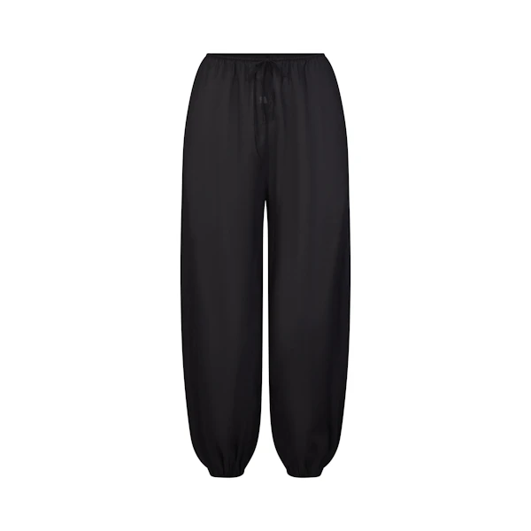 VOILE SLEEP BALLOON PANT | ONYX FLAT ON A WHITE BACKGROUND | FLT