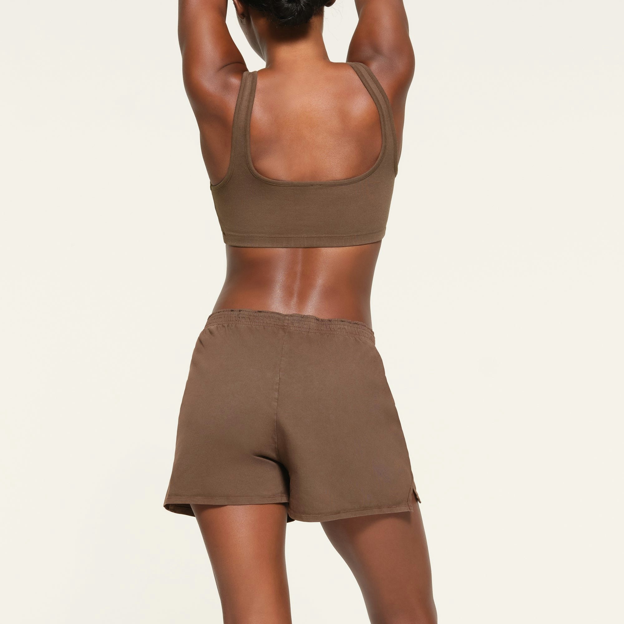 OUTDOOR JERSEY SHORT WORN BY A MODEL IN BACK VIEW