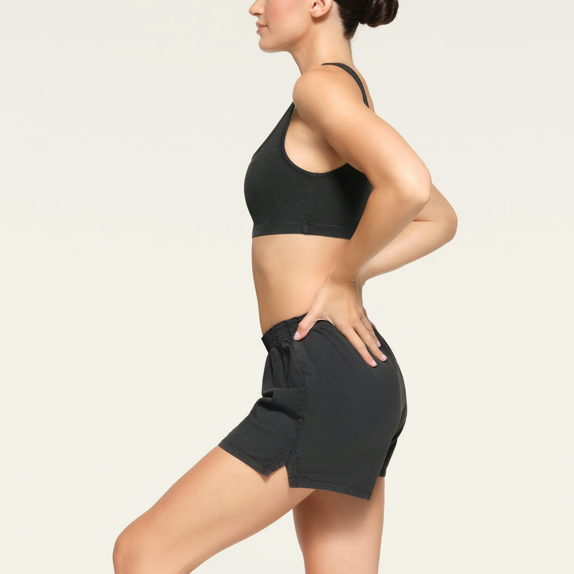 OUTDOOR JERSEY SHORT WORN BY A MODEL IN SIDE VIEW