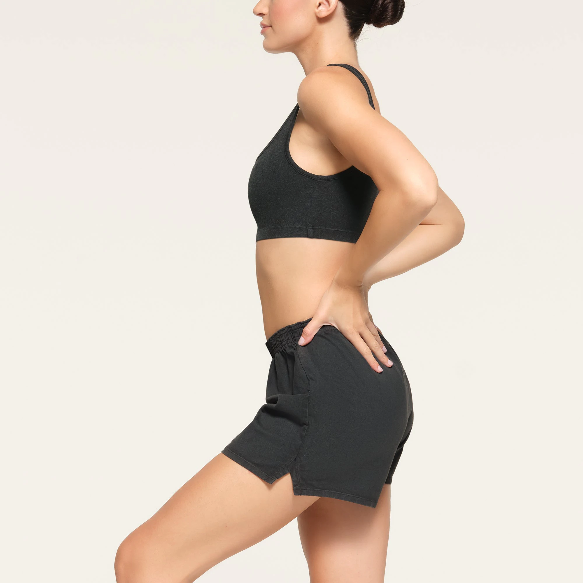 OUTDOOR JERSEY SHORT WORN BY A MODEL IN SIDE VIEW