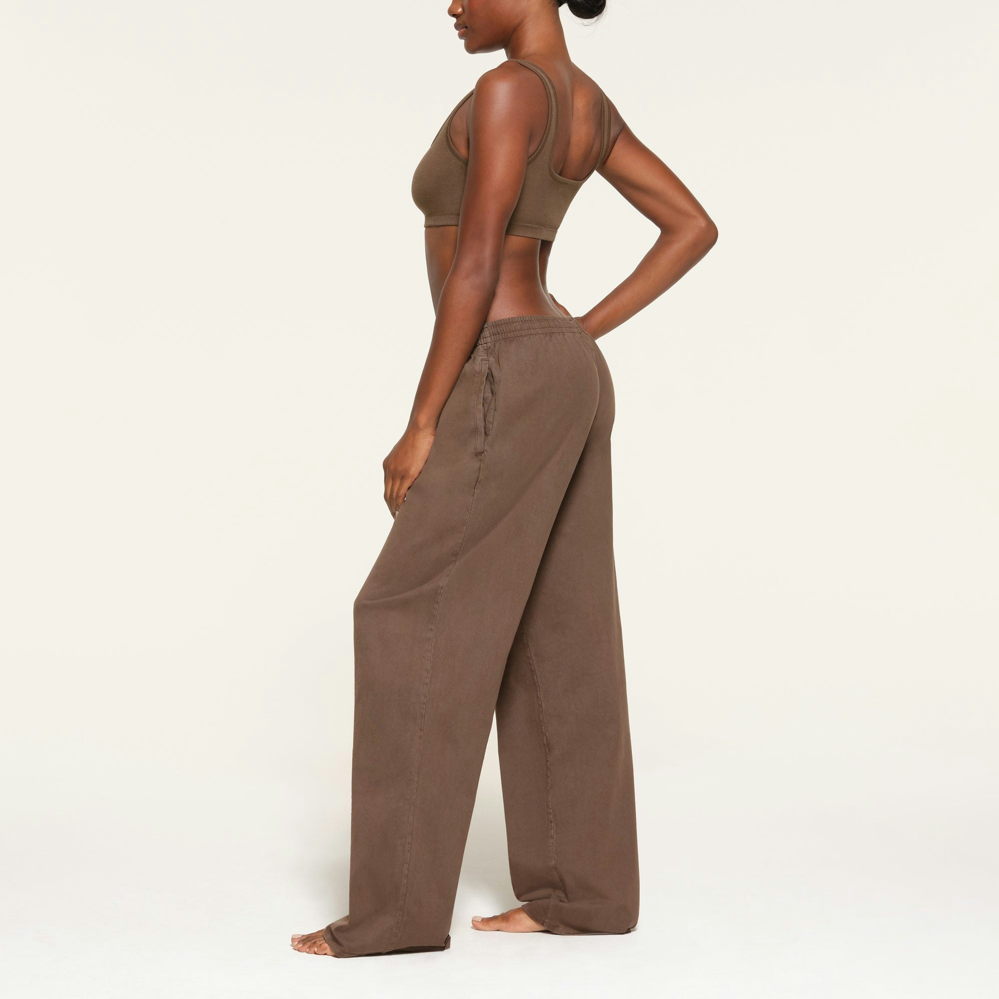 OUTDOOR JERSEY PANT WORN BY A MODEL IN SIDE VIEW