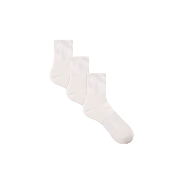 MENS QUARTER CREW SOCK 3-PACK | CHALK FLAT ON A WHITE BACKGROUND | FOCUS: 0.9, 0.1, 0.7