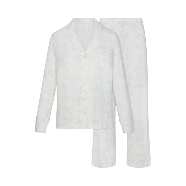 SOFT LOUNGE SLEEP SET | IVORY PEARL BOWS PRINT LAYS FLAT ON A WHITE BACKGROUND | FLT 