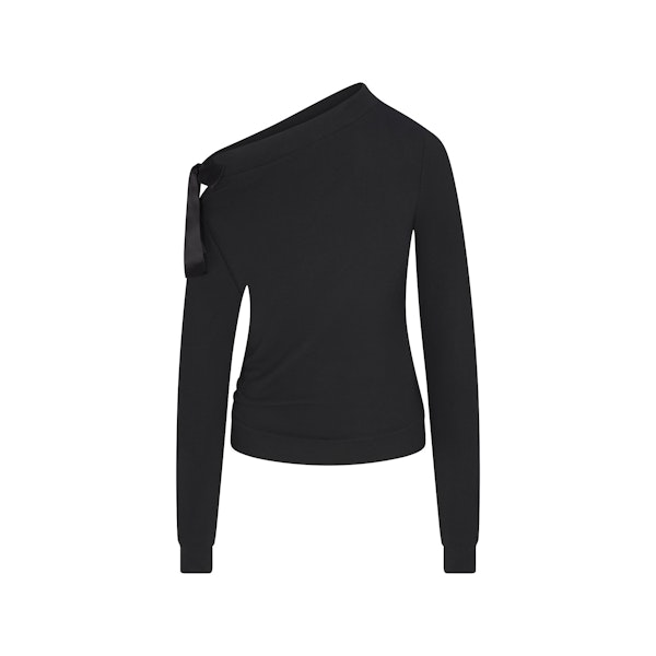 SKIMS CLOUD OFF THE SHOULDER TOP | ONYX FLAT ON A WHITE BACKGROUND | FLT