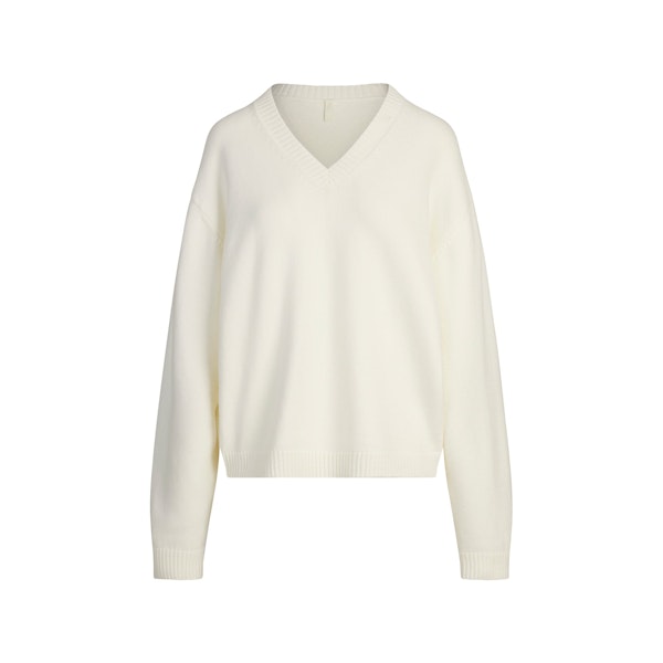 SWEATER KNITS PULLOVER V NECK | IVORY FLAT ON A WHITE BACKGROUND | FLT