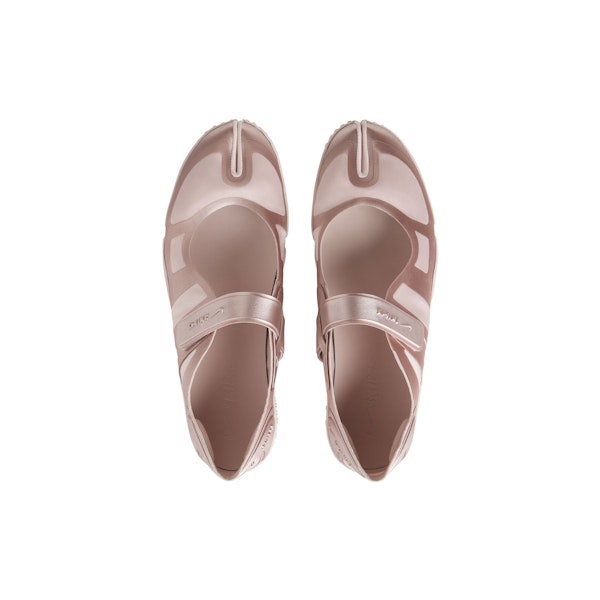 NikeSKIMS FOOTWEAR SATIN RIFT | SILT RED/SILT RED-SILT RED FLAT ON A WHITE BACKGROUND | FLT