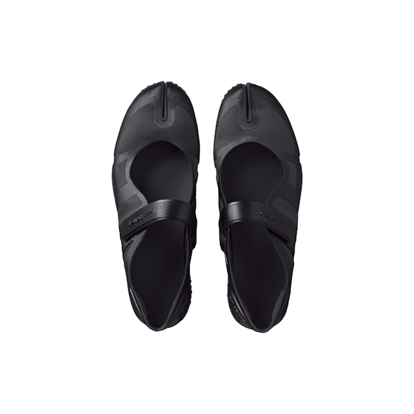 NikeSKIMS FOOTWEAR SATIN RIFT | BLACK/BLACK-BLACK FLAT ON A WHITE BACKGROUND | FLT