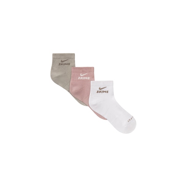 NikeSKIMS ACCESSORIES DRI-FIT QUARTER CREW SOCK 3-PACK  | HIMALAYAN MULTI FLAT ON A WHITE BACKGROUND | FLT @ | FOCUS: 0.0, 1.0, 0.9