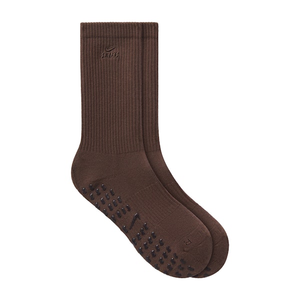 NikeSKIMS ACCESSORIES DRI-FIT PILATES GRIP CREW SOCK | DARK SEPIA FLAT ON A WHITE BACKGROUND