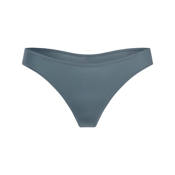 FITS EVERYBODY DIPPED FRONT THONG | ZIRCON FLAT ON A WHITE BACKGROUND | FLT