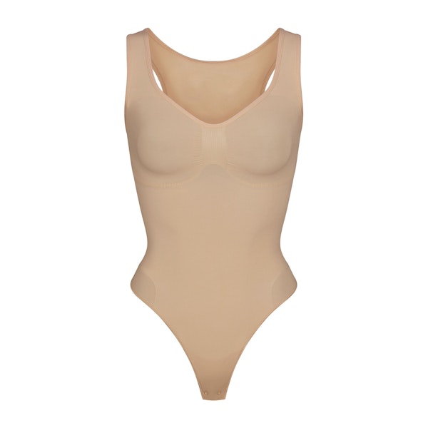 SEAMLESS SCULPT SCOOP NECK THONG BODYSUIT | CLAY (SHAPEWEAR BODYSUITS) LAYS FLAT ON A WHITE BACKGROUND | FLT