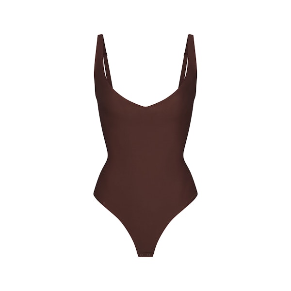 SKIMS BODY CORE SCULPT PLUNGE THONG BODYSUIT | COCOA (SHAPEWEAR BODYSUITS) FLAT ON A WHITE BACKGROUND | FLT