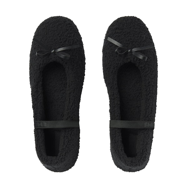COZY BALLET SLIPPER | ONYX FLAT ON A WHITE BACKGROUND | FLT @ | FOCUS: 0.0, 1.0, 0.9