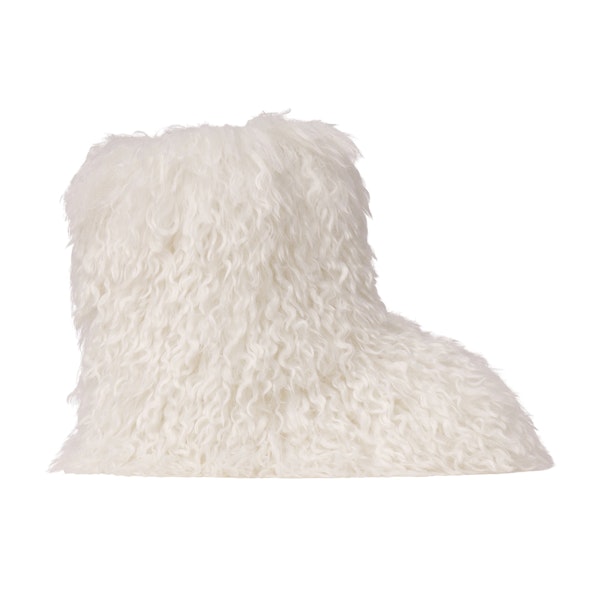 FAUX FUR SHAGGY BOOT | MARBLE FLAT ON A WHITE BACKGROUND | FLT @ | FOCUS: 0.0, 1.0, 0.9