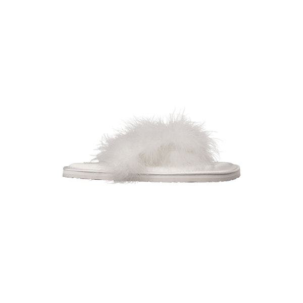 FAUX FEATHER SLIPPER | IVORY LAYS FLAT ON A WHITE BACKGROUND @ | FOCUS: 0.0, 1.0, 0.9 