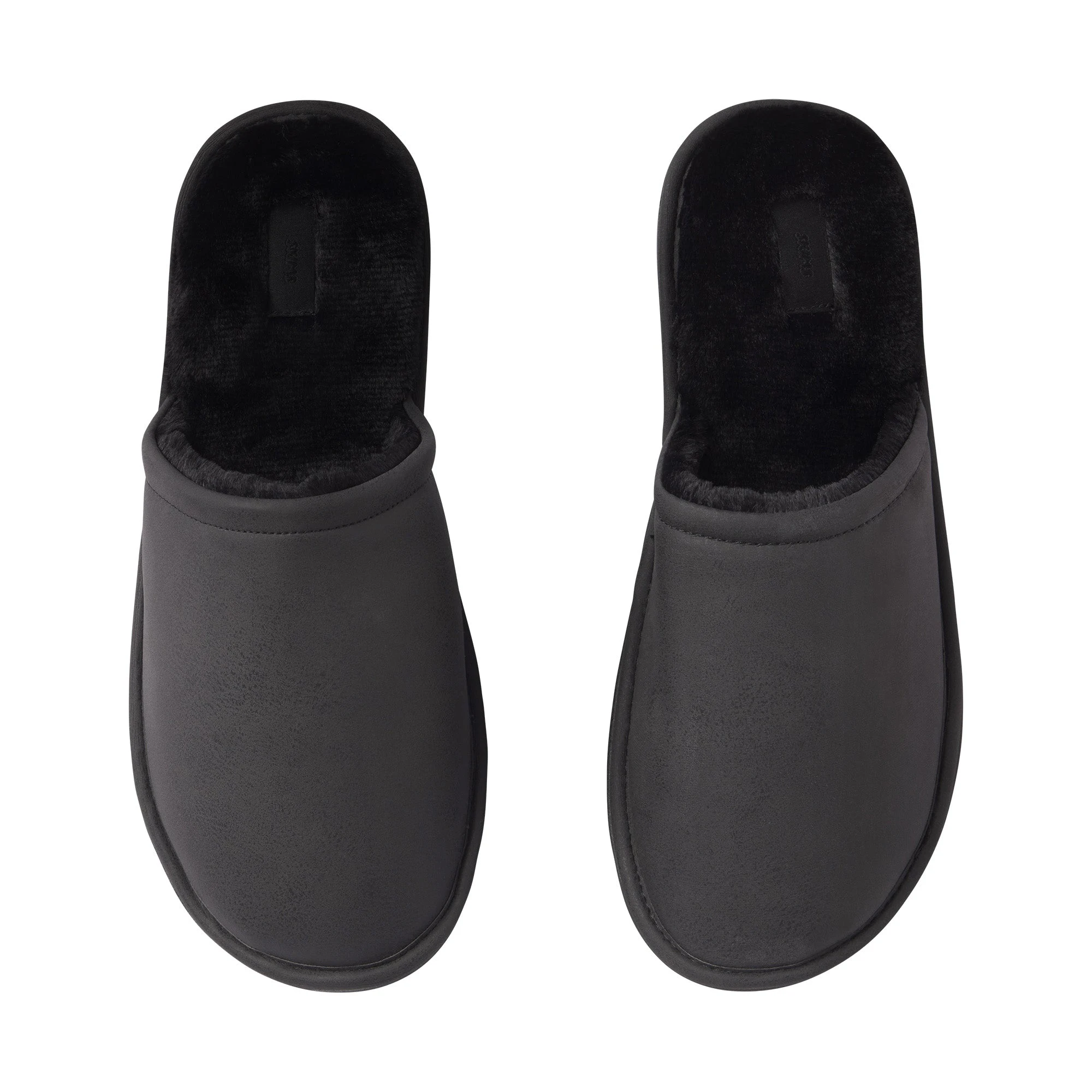 MENS FAUX SHEARLING SLIPPER | ONYX ON A MODEL FRONT VIEW