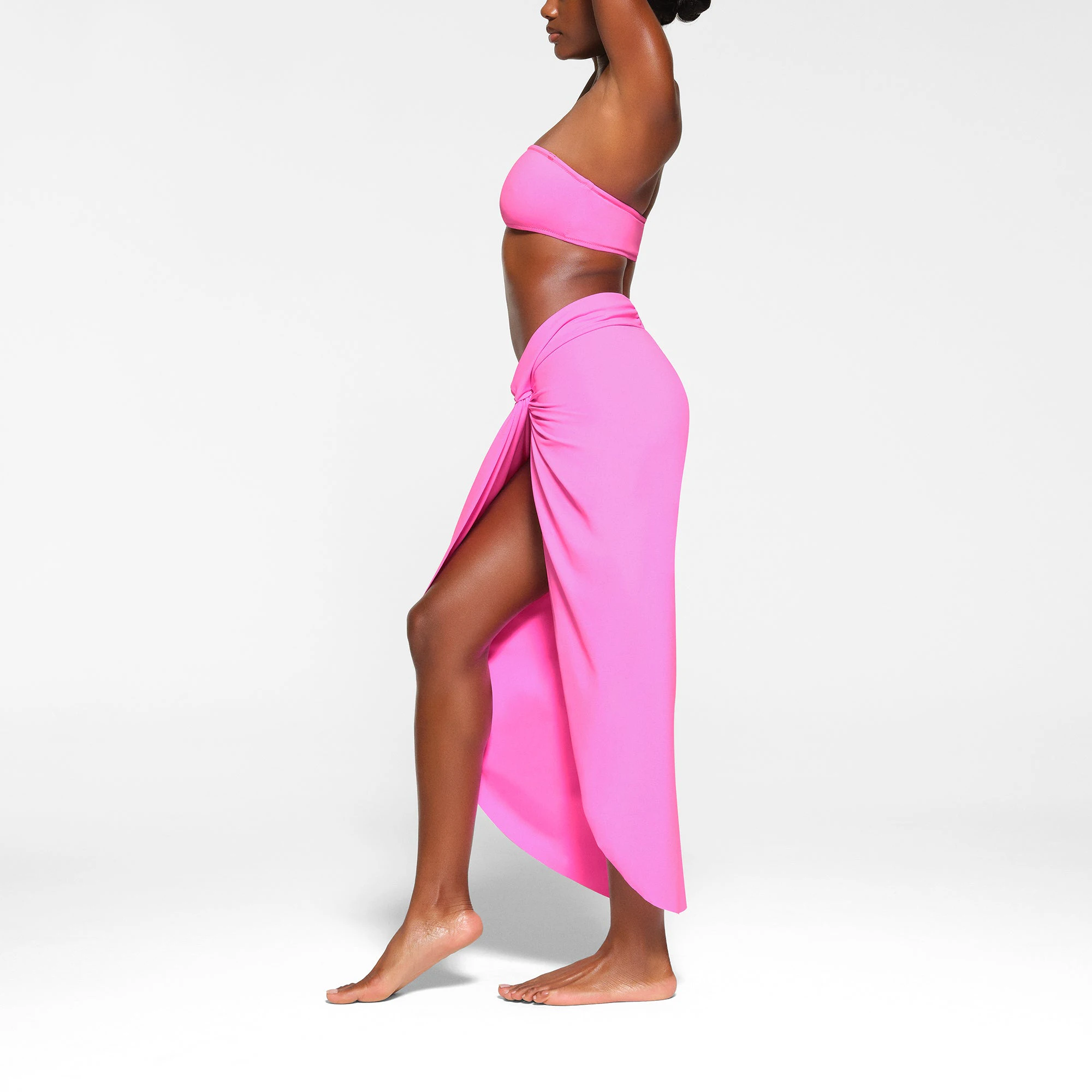 SWIM BANDEAU BIKINI TOP WORN BY A MODEL IN SIDE VIEW