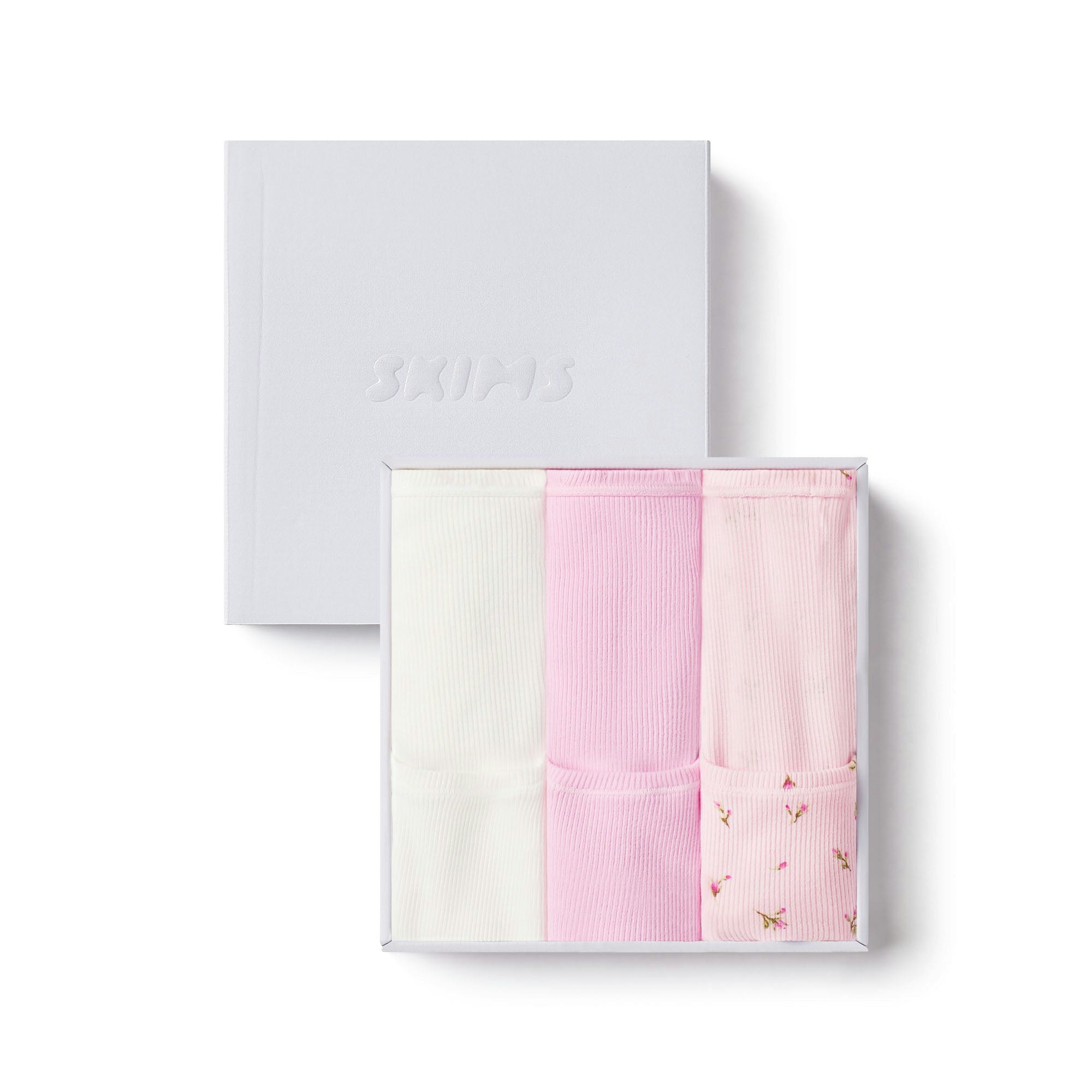 GIFT BOX FLAT ON A WHITE BACKGROUND | FLT