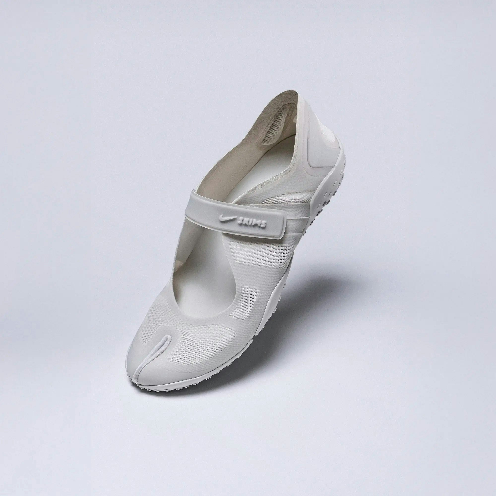 NikeSKIMS FOOTWEAR RIFT MESH | LT BONE/LT BONE-LT OREWOOD B | FLT @ | FOCUS: 0.0, 1.0, 0.9