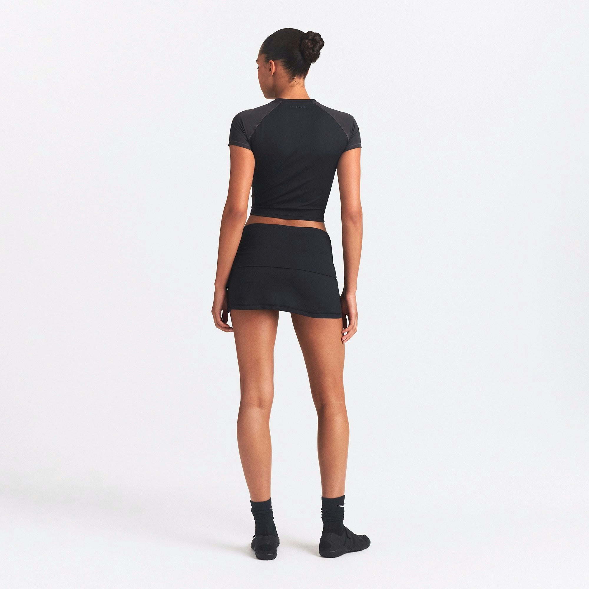 NikeSKIMS AIRY FOLDOVER SKORT | OBSIDIAN ON A MODEL SIDE VIEW @ | FOCUS: 0.0, 1.0, 0.9
