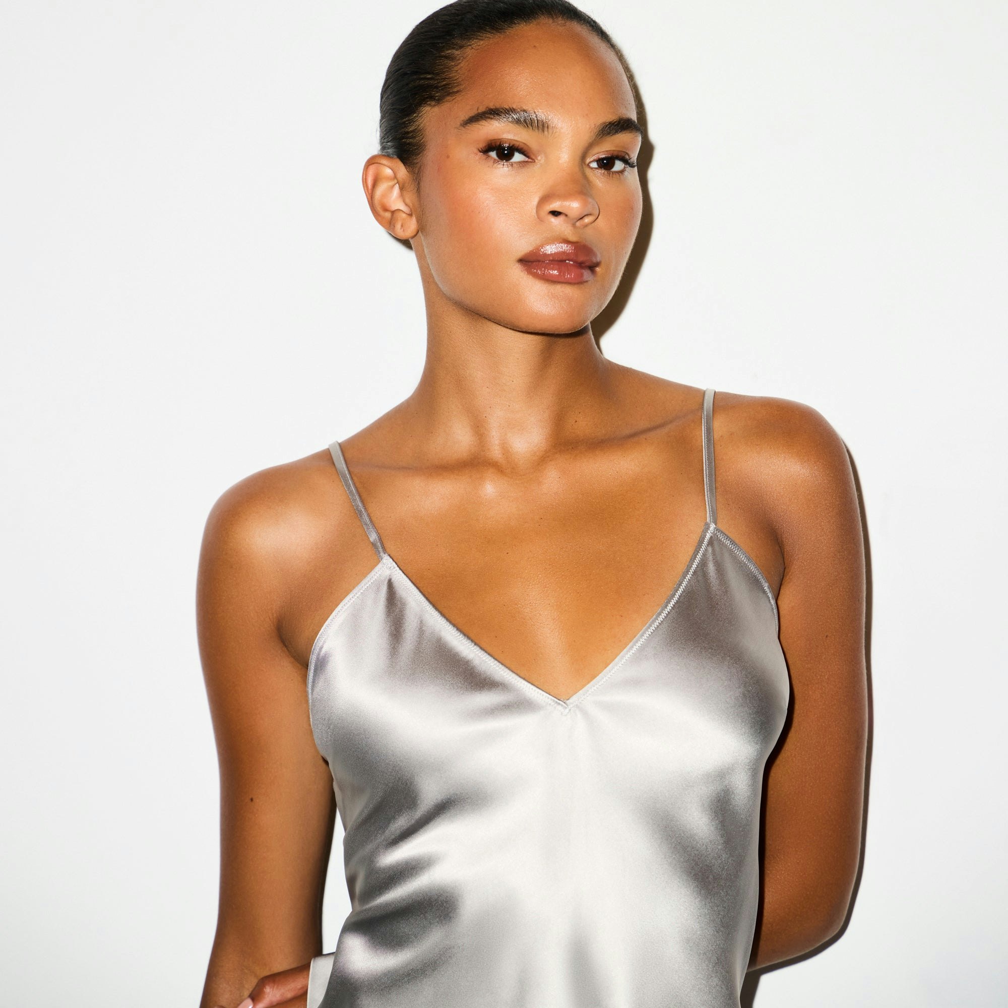 HEAVYWEIGHT SATIN CAMI | MIRROR ON A MODEL SIDE VIEW @ | FOCUS: 0.0, 1.0, 0.9