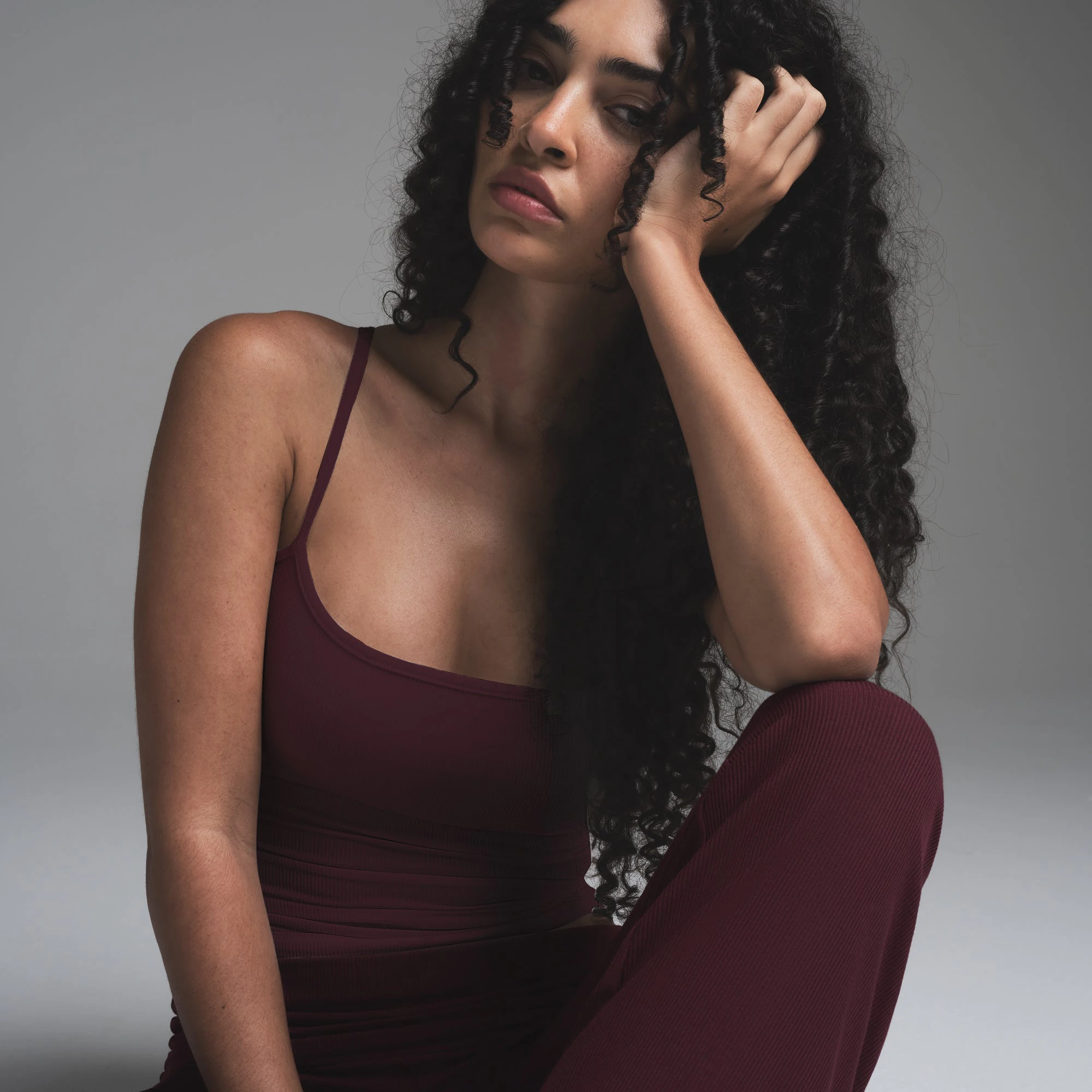 SOFT LOUNGE CAMI | BORDEAUX ON A MODEL SIDE VIEW