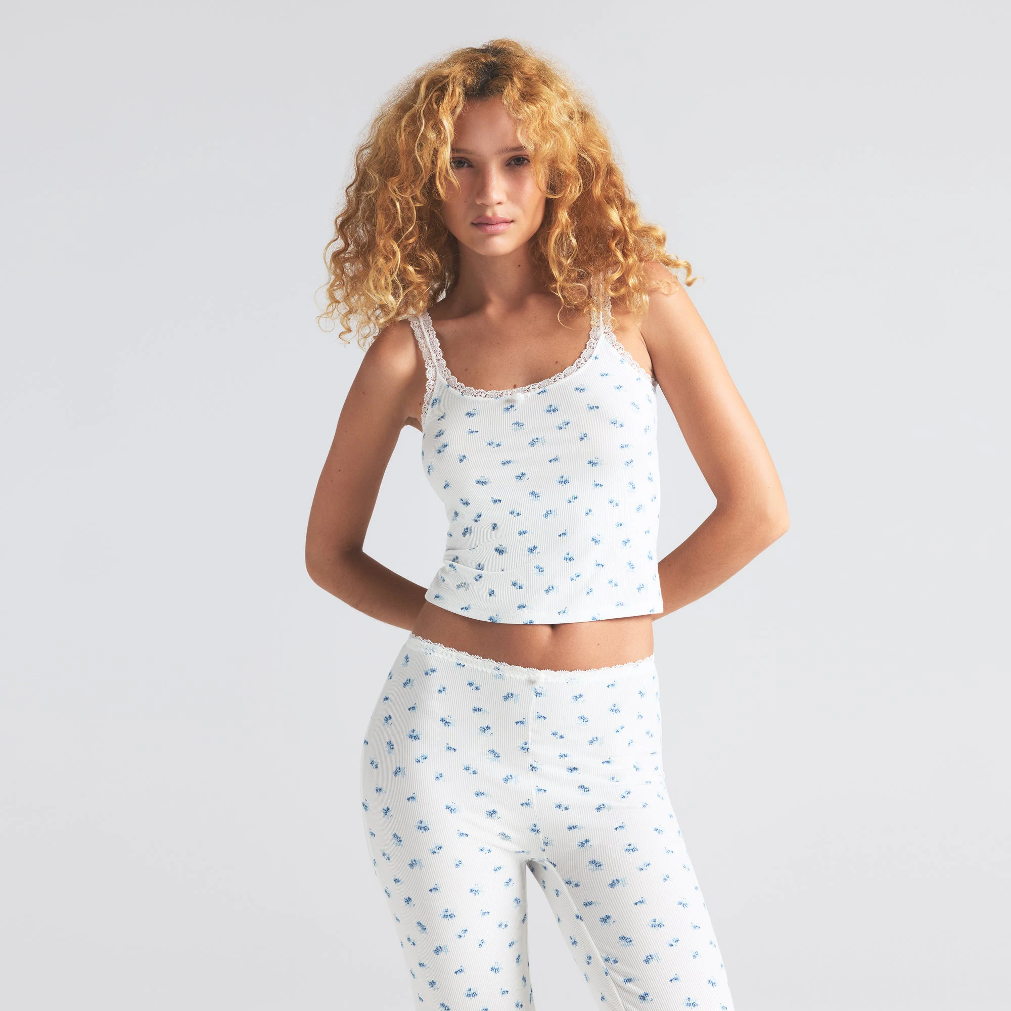 SOFT LOUNGE LACE CAMI | BLUE GARDEN PRINT ON A MODEL SIDE VIEW | FOCUS: 0.0, 1.0, 0.9