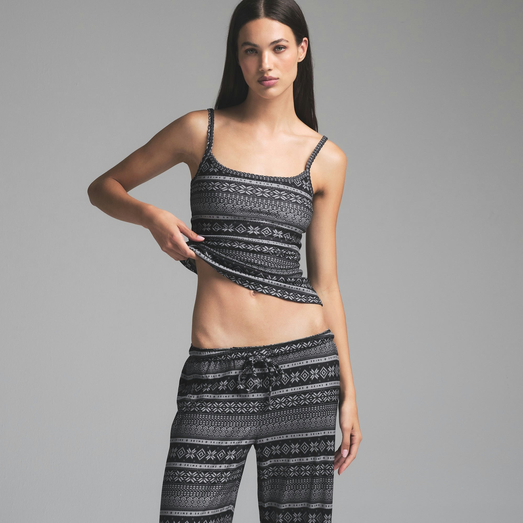 LOGO PLUSH POINTELLE CAMI | ONYX MIRROR FAIR ISLE ON A MODEL SIDE VIEW