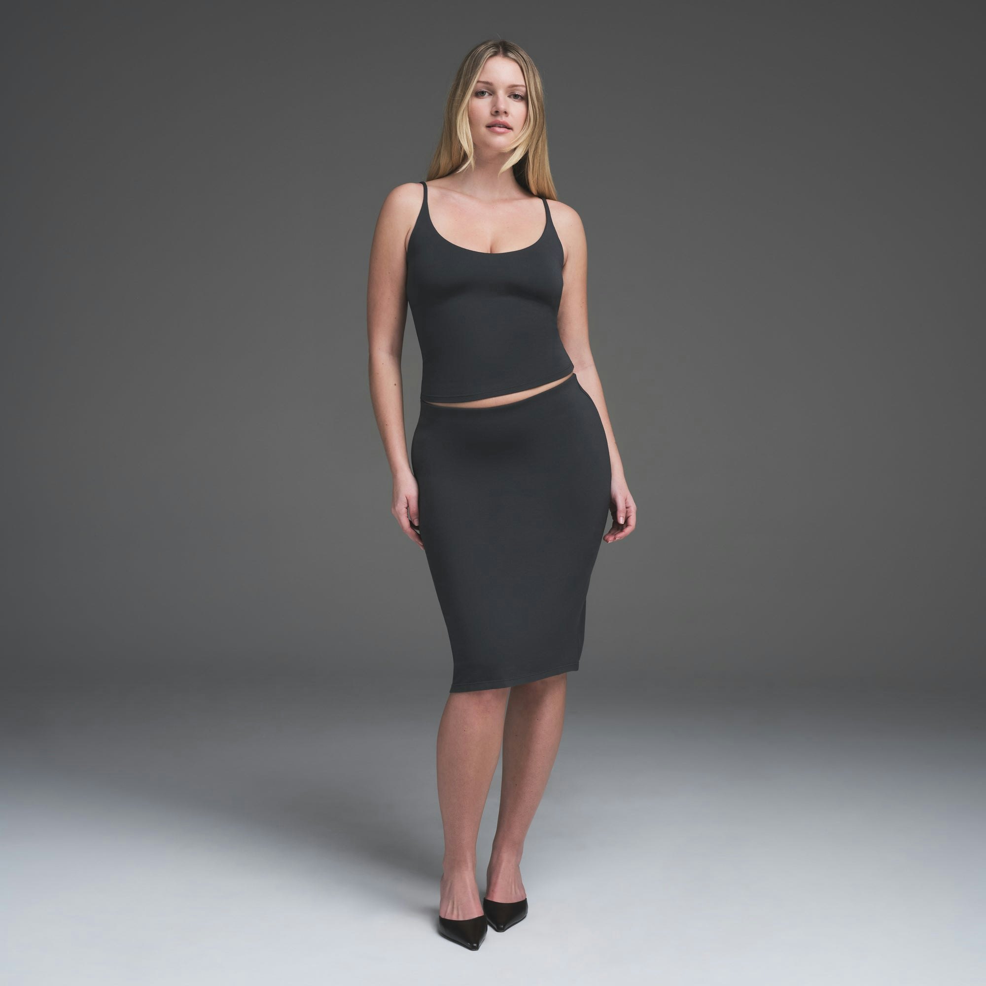 SMOOTH LOUNGE CAMI | GRAPHITE ON A MODEL BACK VIEW | FOCUS: 0.0, 1.0, 0.9