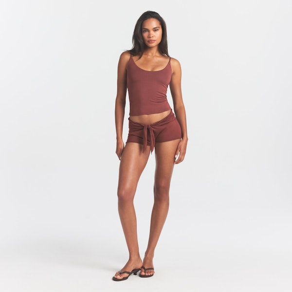 SMOOTH LAYERS SCOOP NECK CAMI | HENNA ON A MODEL FRONT VIEW