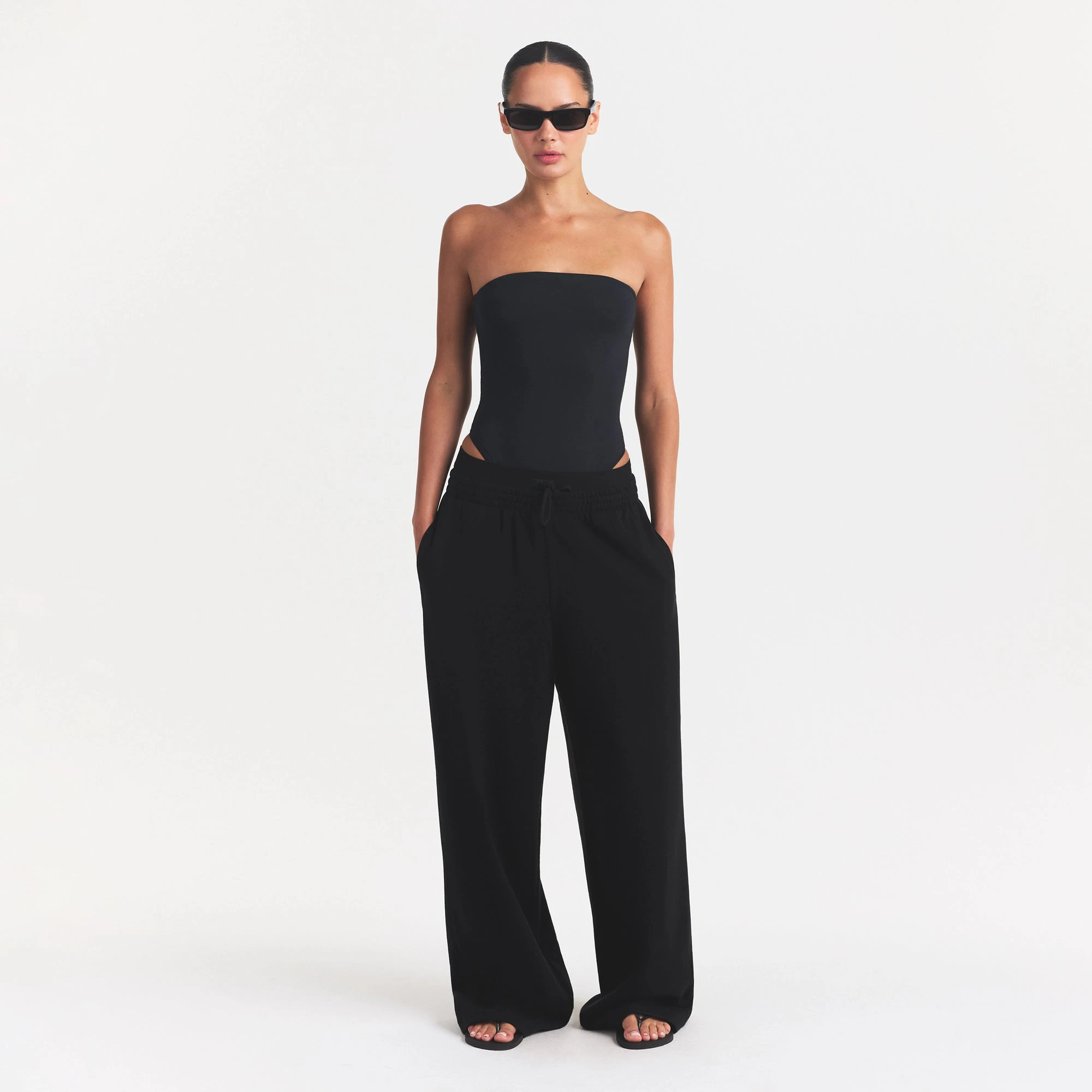 SMOOTH LAYERS STRAPLESS BODYSUIT | OBSIDIAN ON A MODEL FRONT VIEW @ | FOCUS: 0.0, 1.0, 0.9
