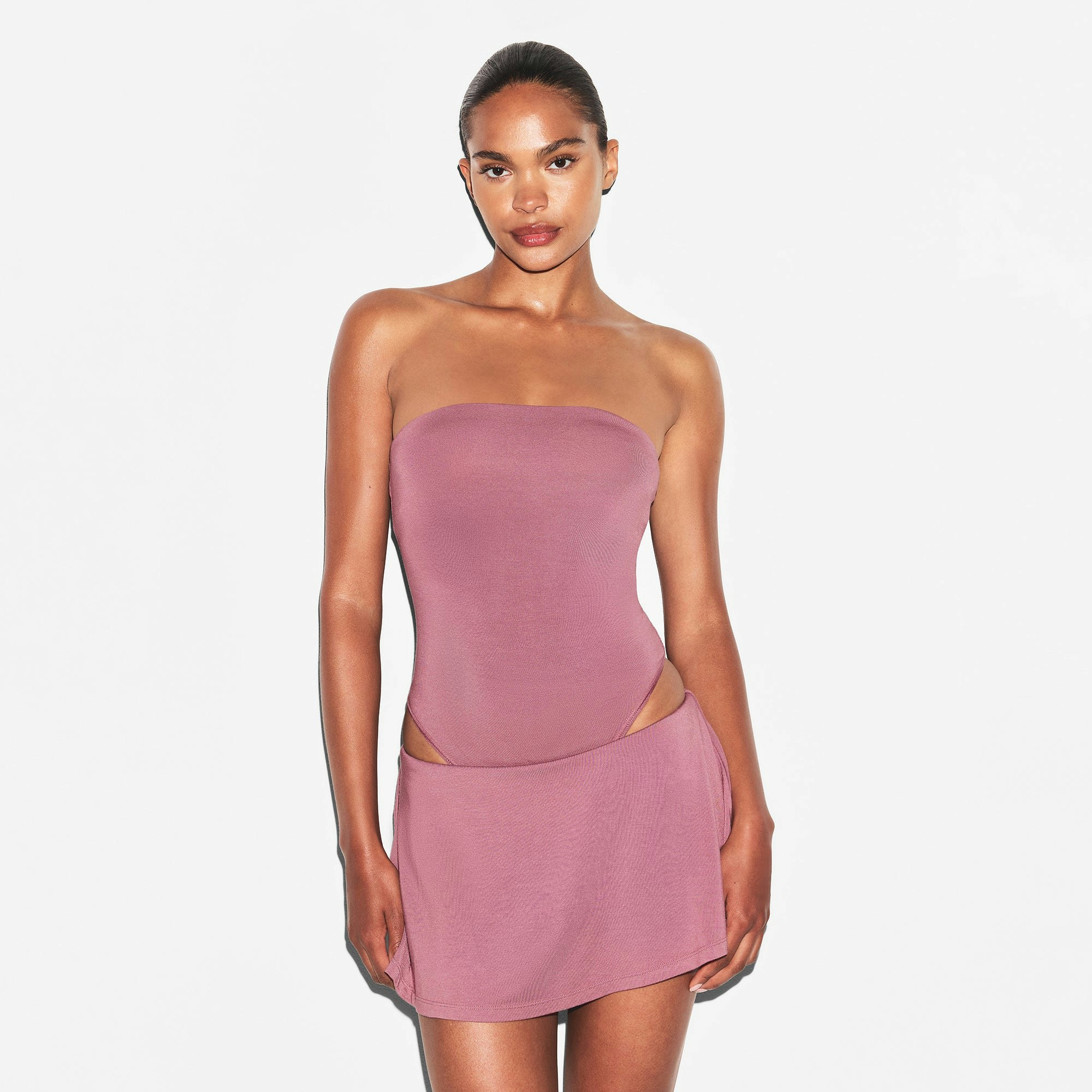 SMOOTH LAYERS STRAPLESS BODYSUIT | REDWOOD ON A MODEL FRONT VIEW | FOCUS: 0.0, 1.0, 0.9