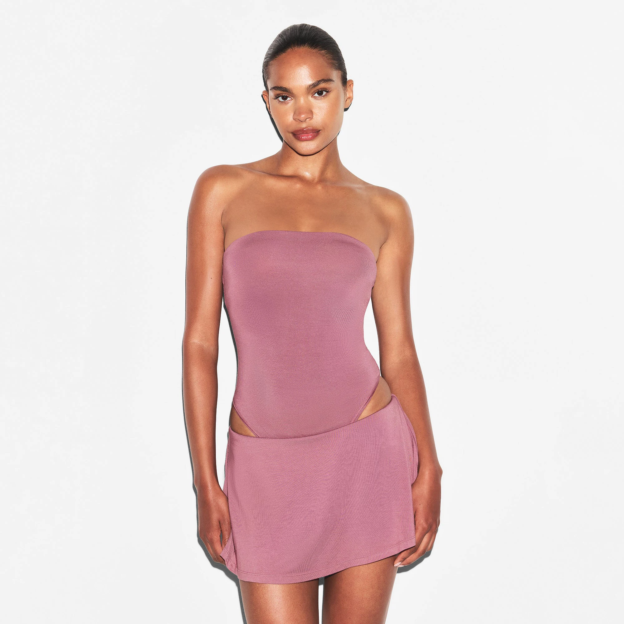SMOOTH LAYERS STRAPLESS BODYSUIT | REDWOOD ON A MODEL FRONT VIEW | FOCUS: 0.0, 1.0, 0.9