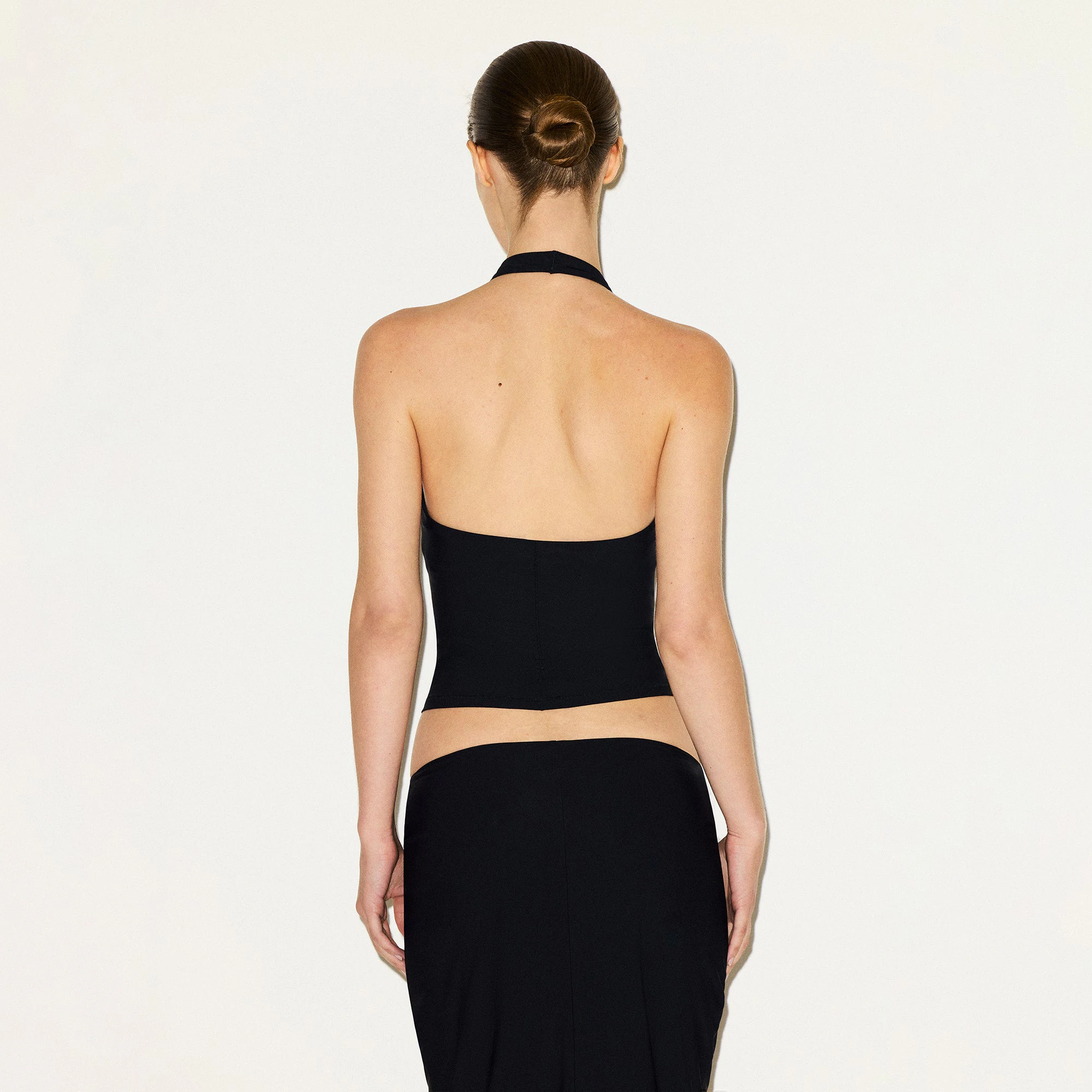 CLING MATTE HALTER TOP | OBSIDIAN ON A MODEL BACK VIEW @ | FOCUS: 0.0, 1.0, 0.9