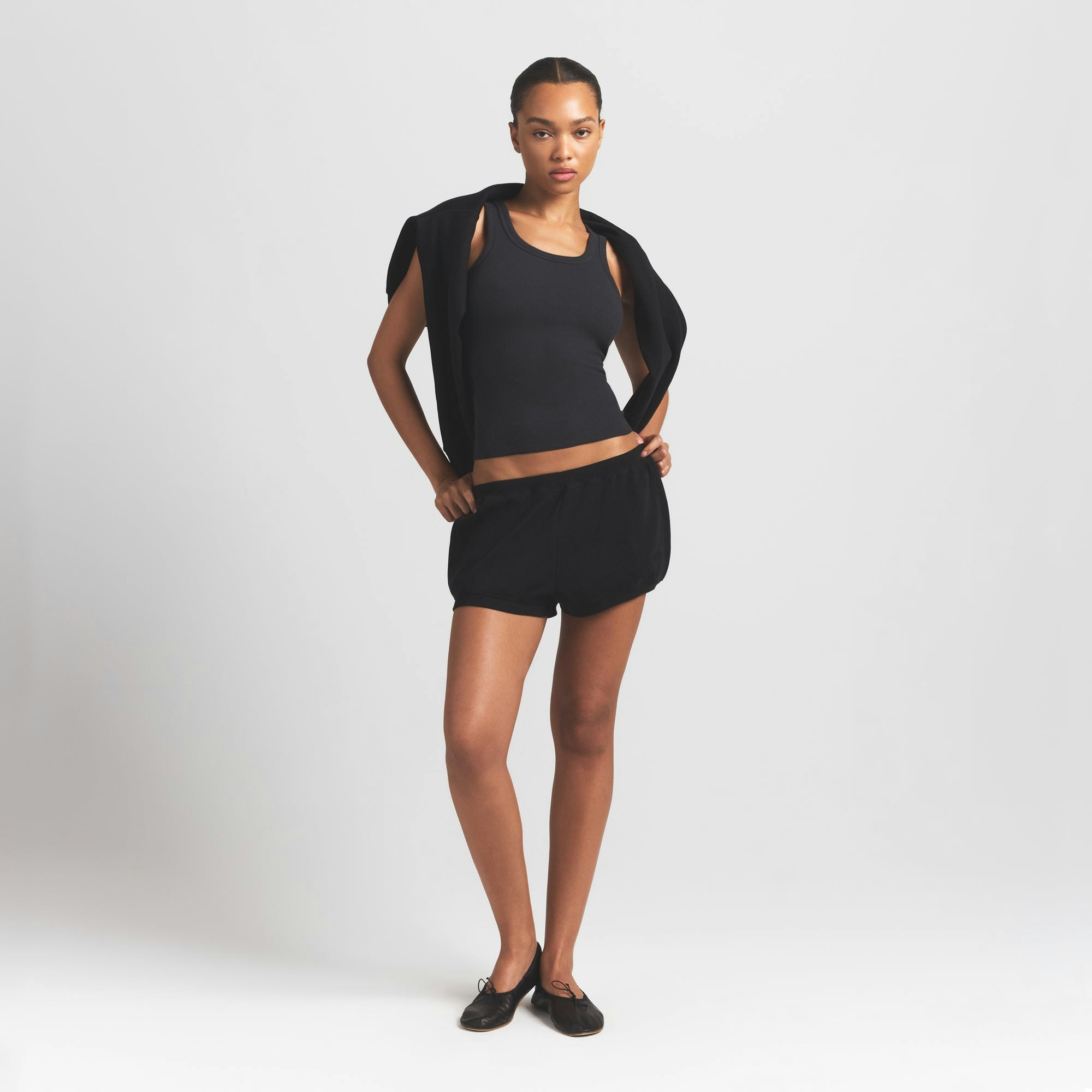 COTTON RIB SCOOP NECK TANK | SOOT ON A MODEL FRONT VIEW S | FOCUS: 0.0, 1.0, 0.9