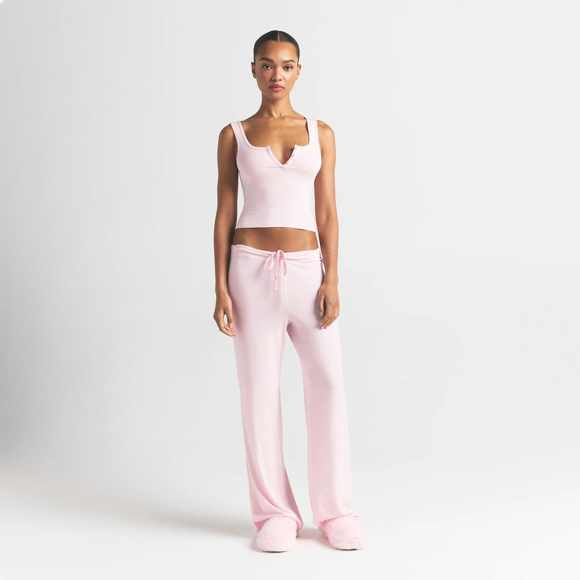 SKIMS SLEEP HENLEY TANK | BLOOM ON A MODEL FRONT VIEW @ | FOCUS: 0.0, 1.0, 0.9