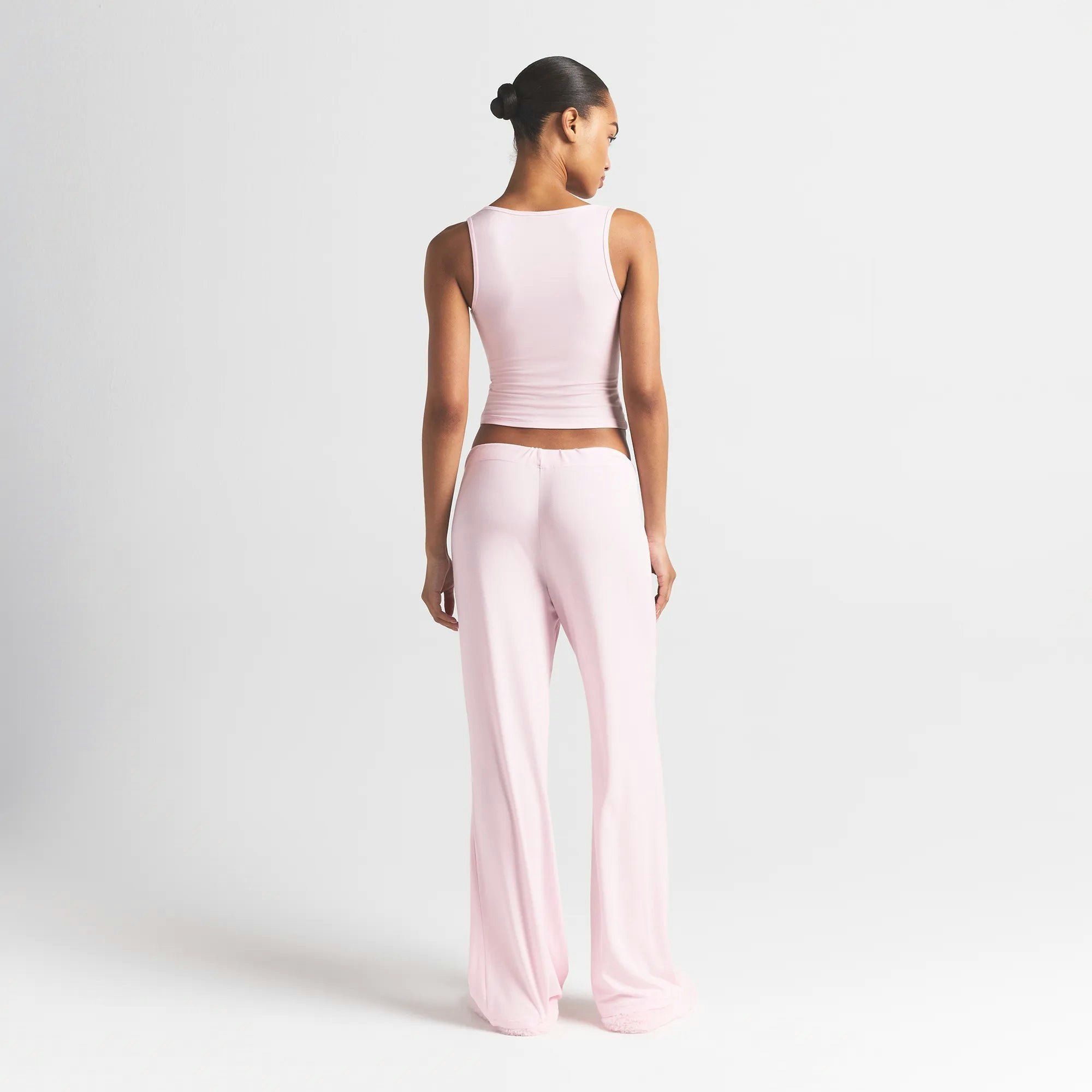 SKIMS SLEEP HENLEY TANK | BLOOM ON A MODEL BACK VIEW @ | FOCUS: 0.0, 1.0, 0.9