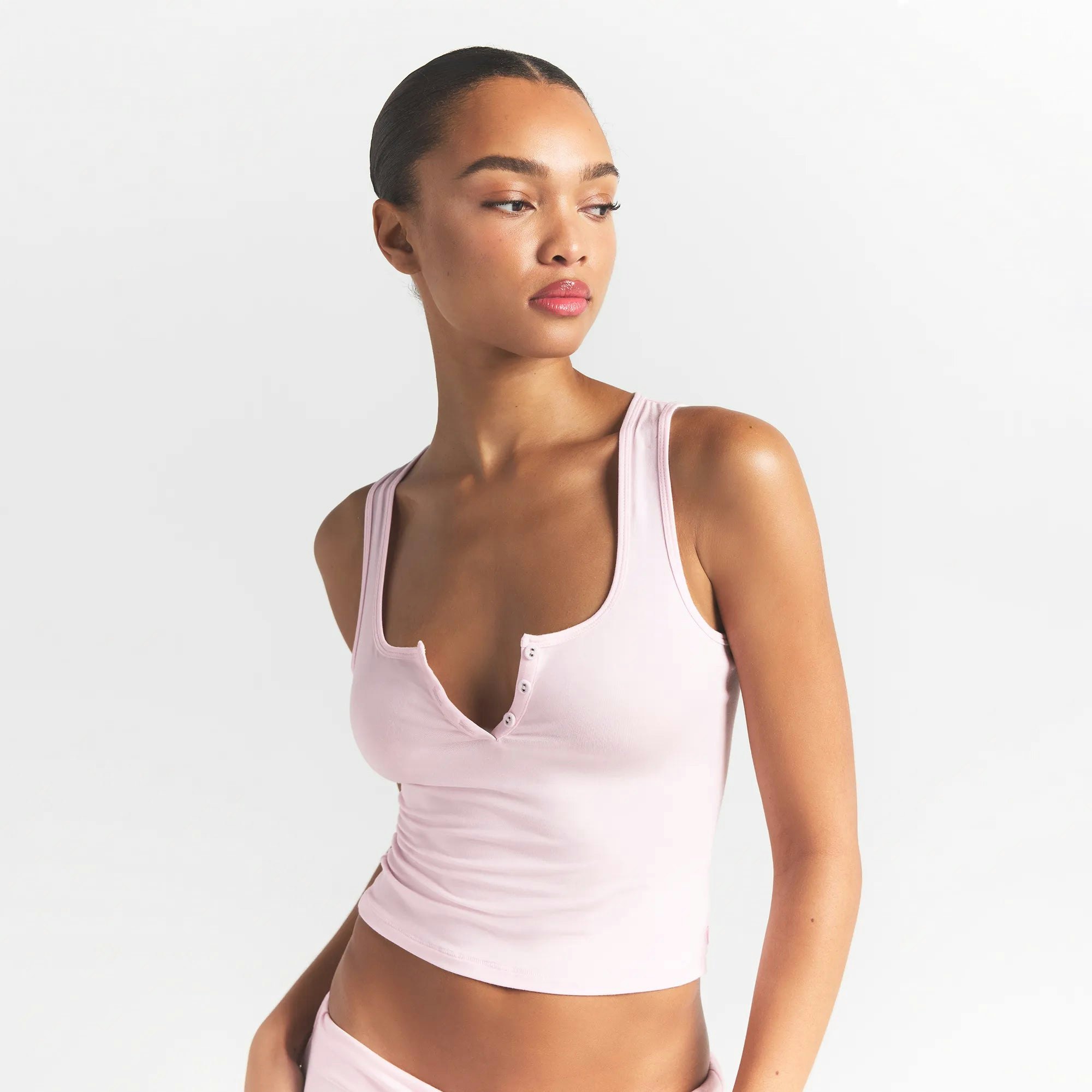 SKIMS SLEEP HENLEY TANK | BLOOM ON A MODEL FRONT VIEW @ | FOCUS: 0.0, 1.0, 0.9