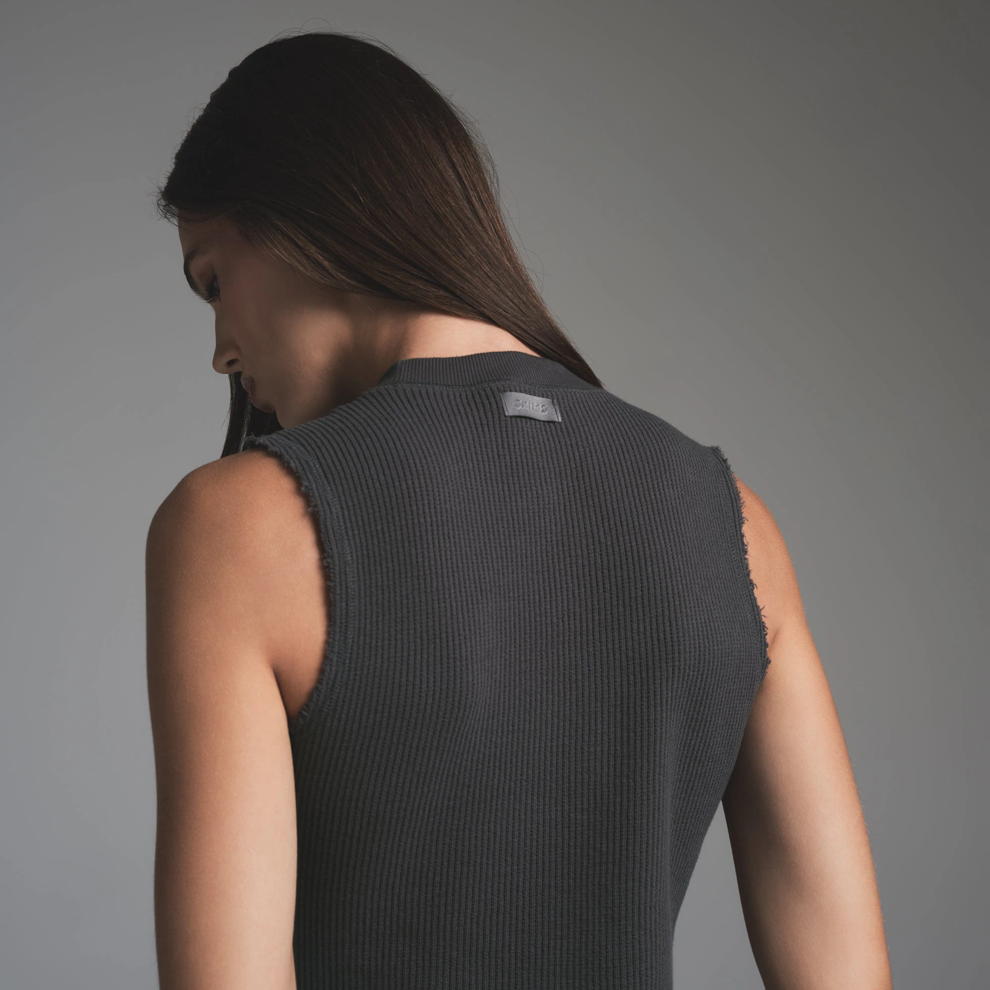 HEAVY WAFFLE CROPPED TANK | ASH ON A MODEL BACK VIEW | FOCUS: 0.9, 0.1, 0.7