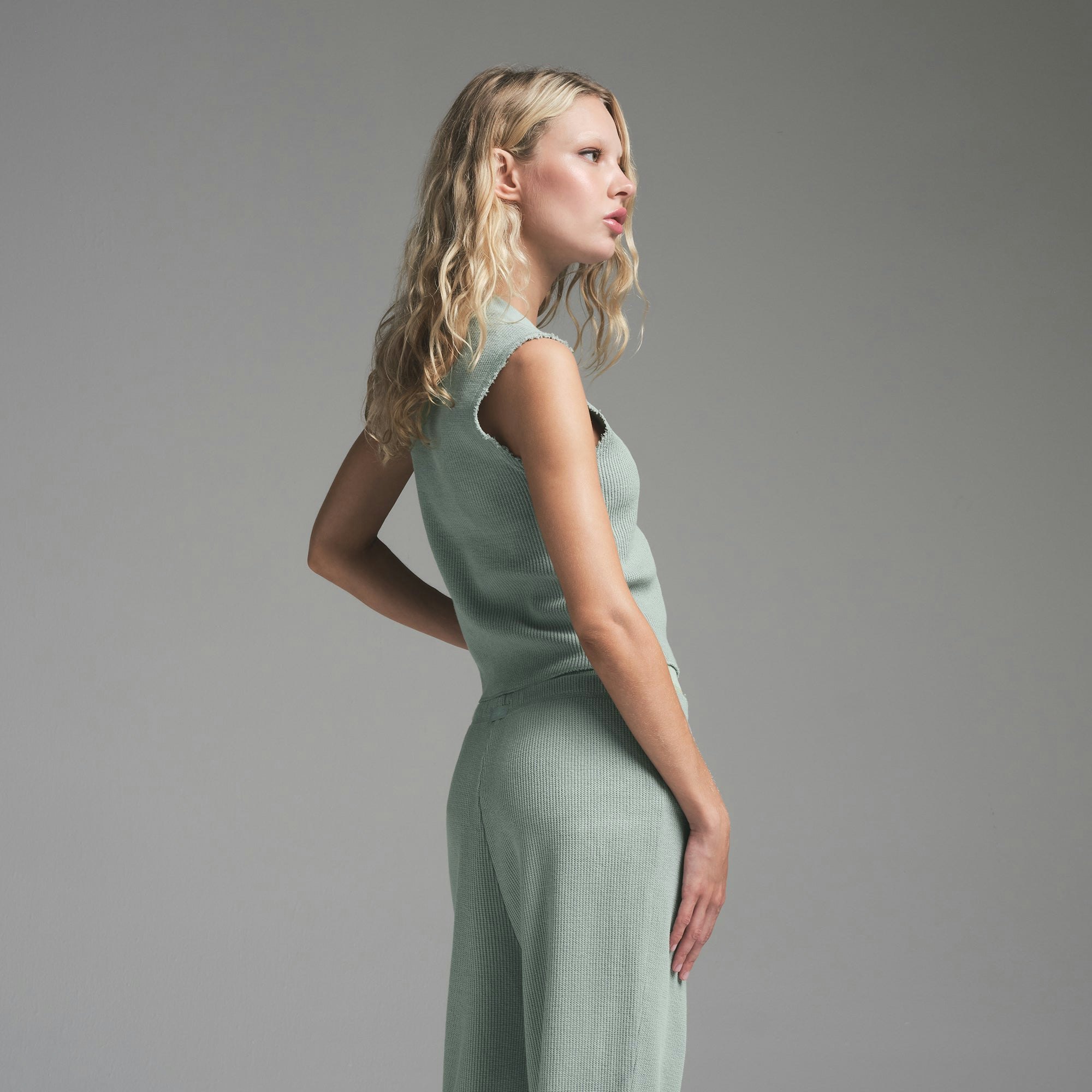 HEAVY WAFFLE CROPPED TANK | VAPOR ON A MODEL SIDE VIEW