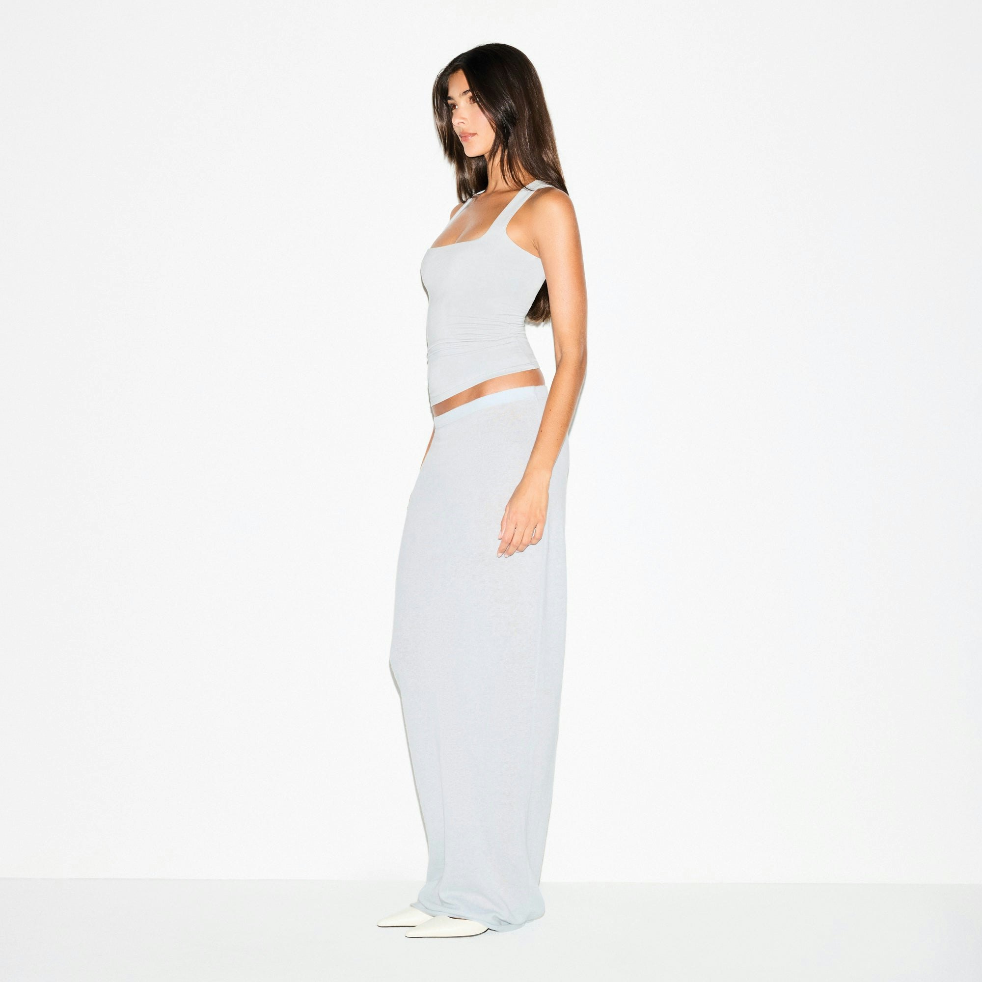 SMOOTH LAYERS SQUARE NECK TANK | MIST ON A MODEL SIDE VIEW @ | FOCUS: 0.0, 1.0, 0.9