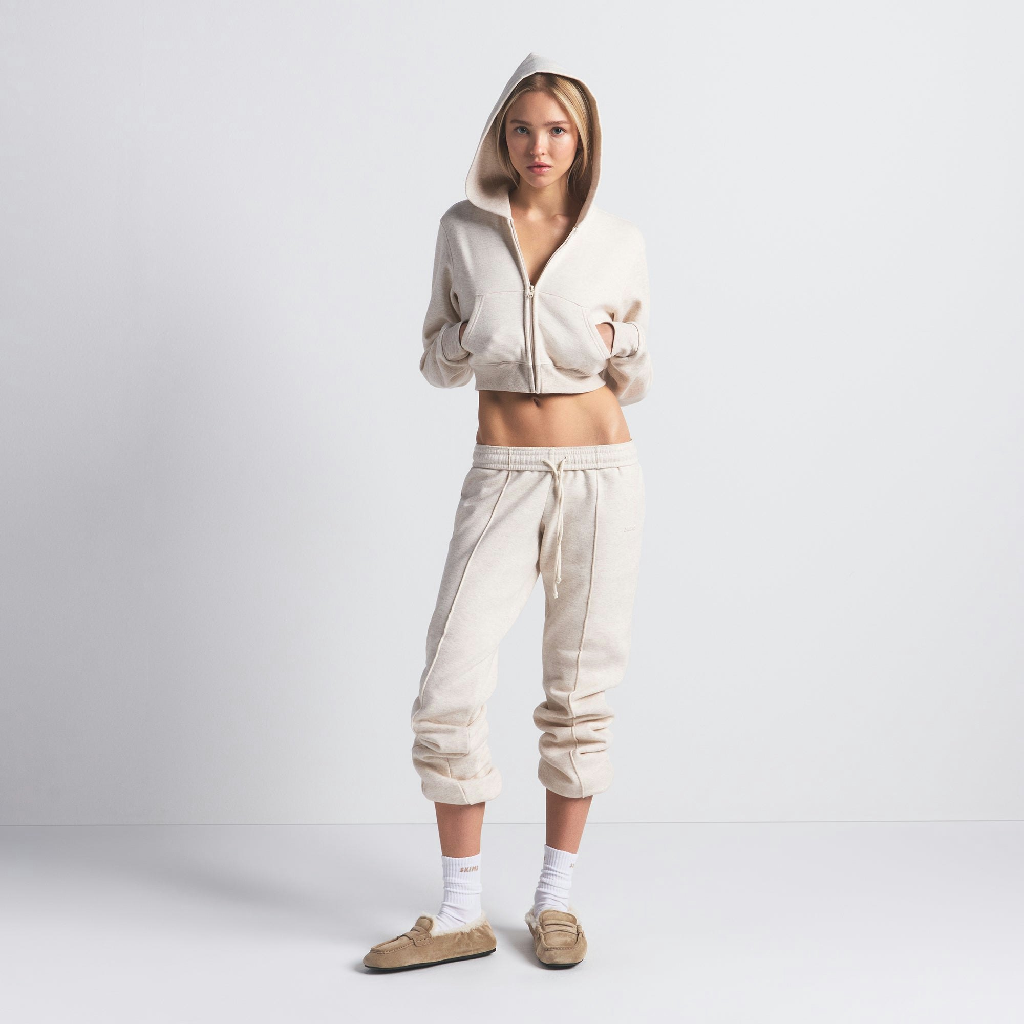 RIBBED CREW SOCK 3-PACK | SNOW LOGO MULTI ON A MODEL FRONT VIEW @ | FOCUS: 0.0, 1.0, 0.9