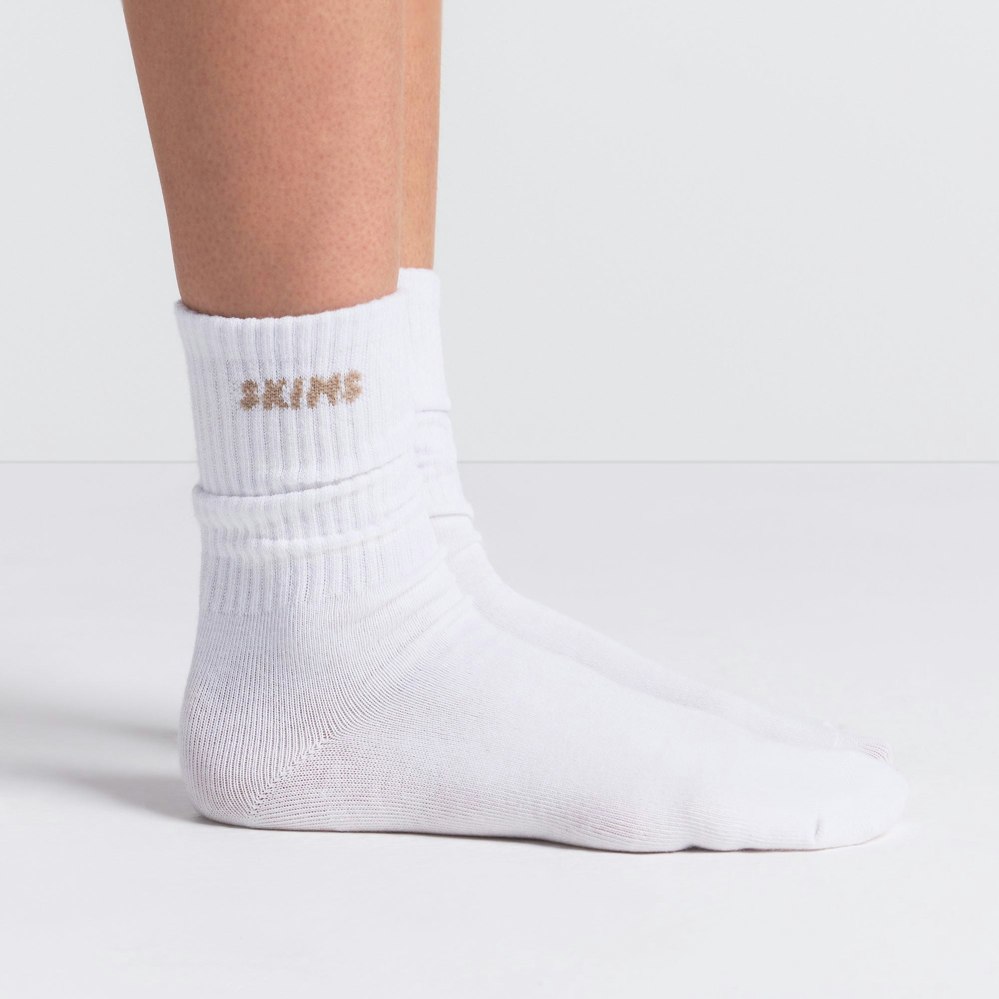 RIBBED CREW SOCK 3-PACK | SNOW LOGO MULTI ON A MODEL SIDE VIEW @ | FOCUS: 0.0, 1.0, 0.9