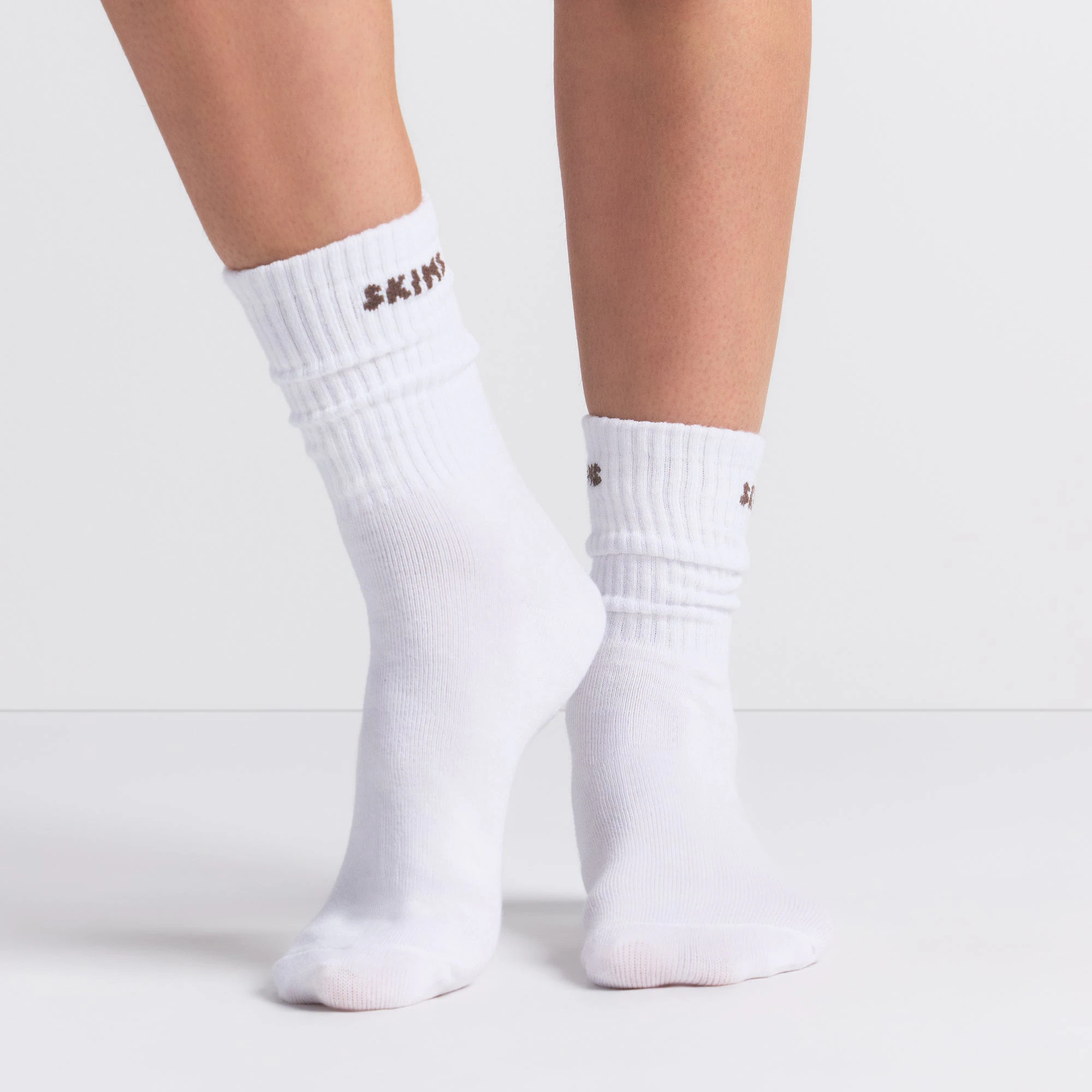 RIBBED CREW SOCK 3-PACK | SNOW LOGO MULTI ON A MODEL FRONT VIEW @ | FOCUS: 0.0, 1.0, 0.9
