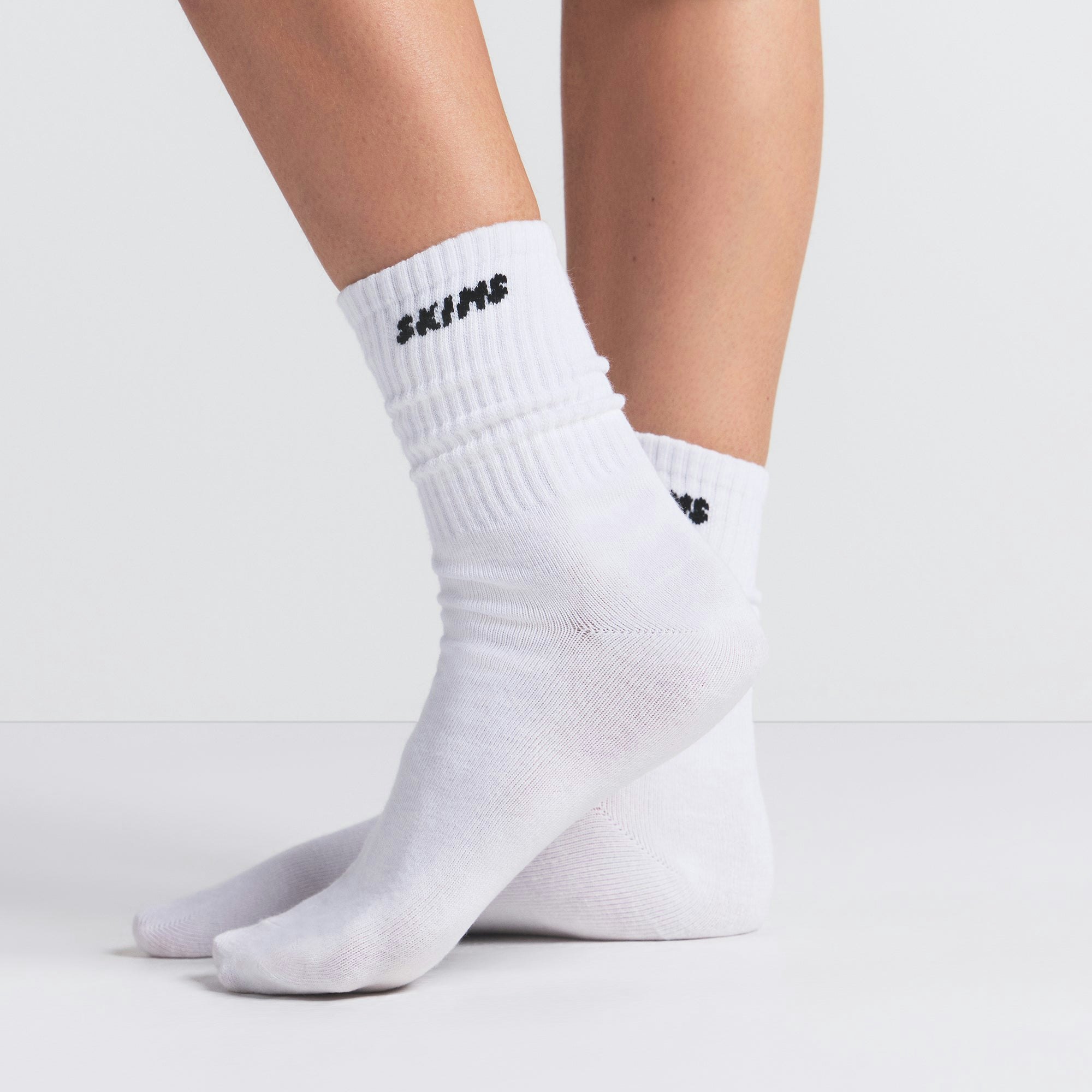 RIBBED CREW SOCK 3-PACK | SNOW LOGO MULTI ON A MODEL SIDE VIEW @ | FOCUS: 0.0, 1.0, 0.9