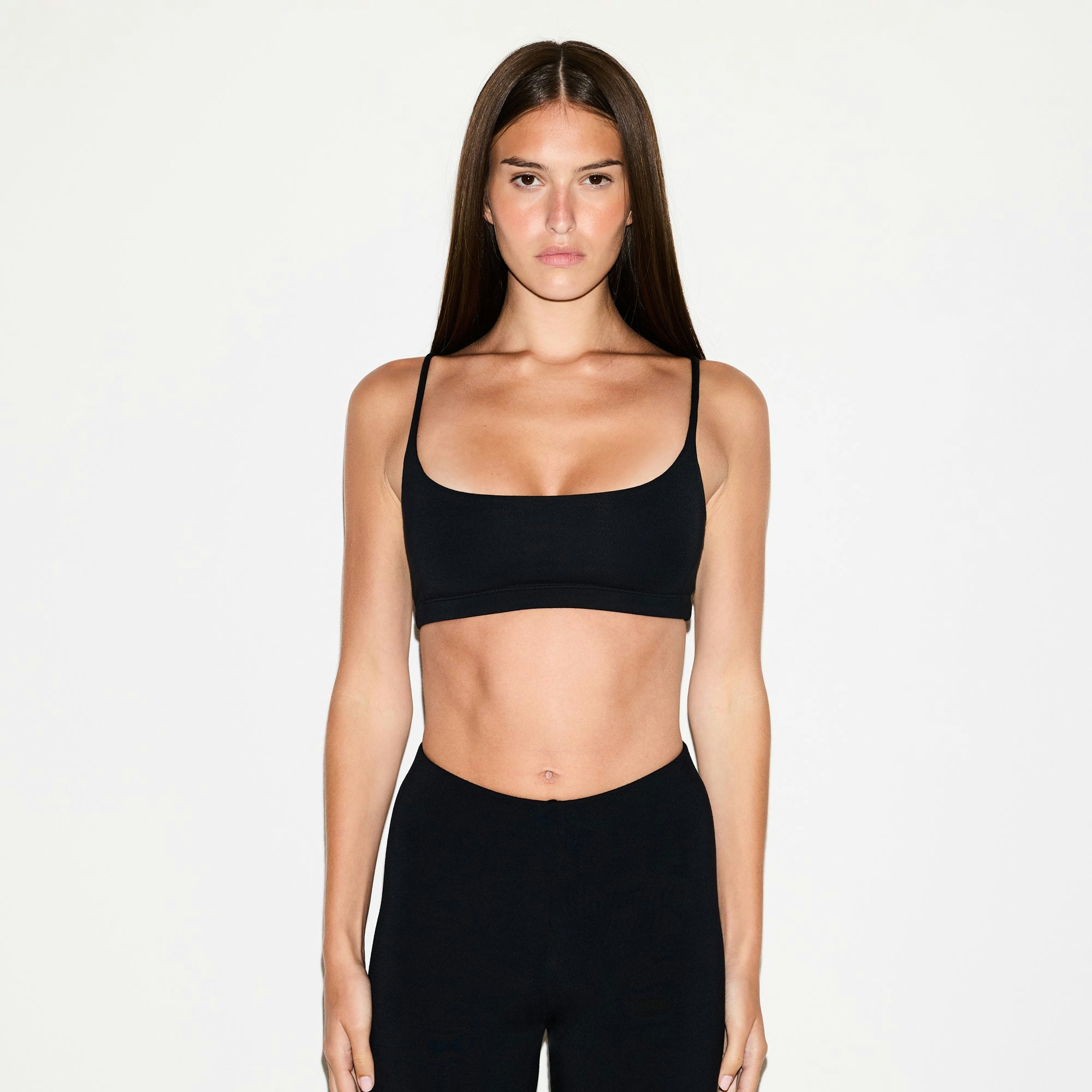 SMOOTH LAYERS SCOOP BRALETTE | OBSIDIAN ON A MODEL SIDE VIEW @ | FOCUS: 0.0, 1.0, 0.9