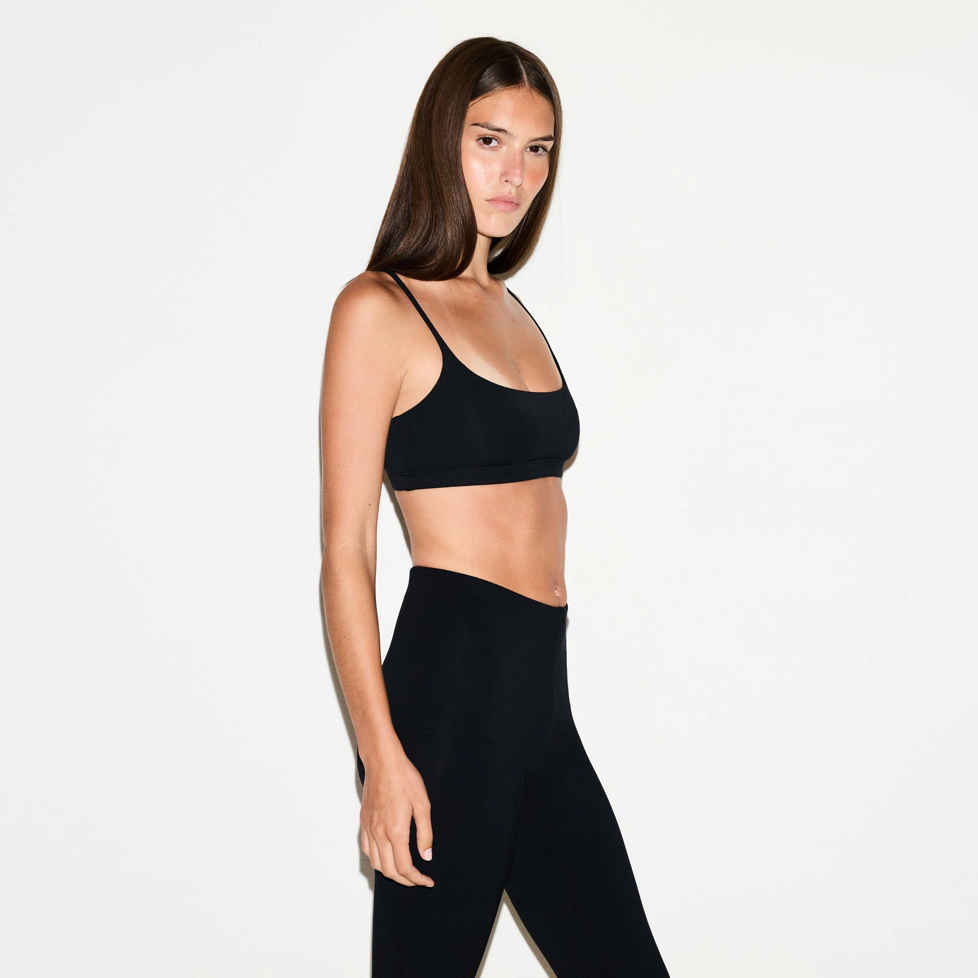 SMOOTH LAYERS SCOOP BRALETTE | OBSIDIAN ON A MODEL SIDE VIEW @ | FOCUS: 0.0, 1.0, 0.9