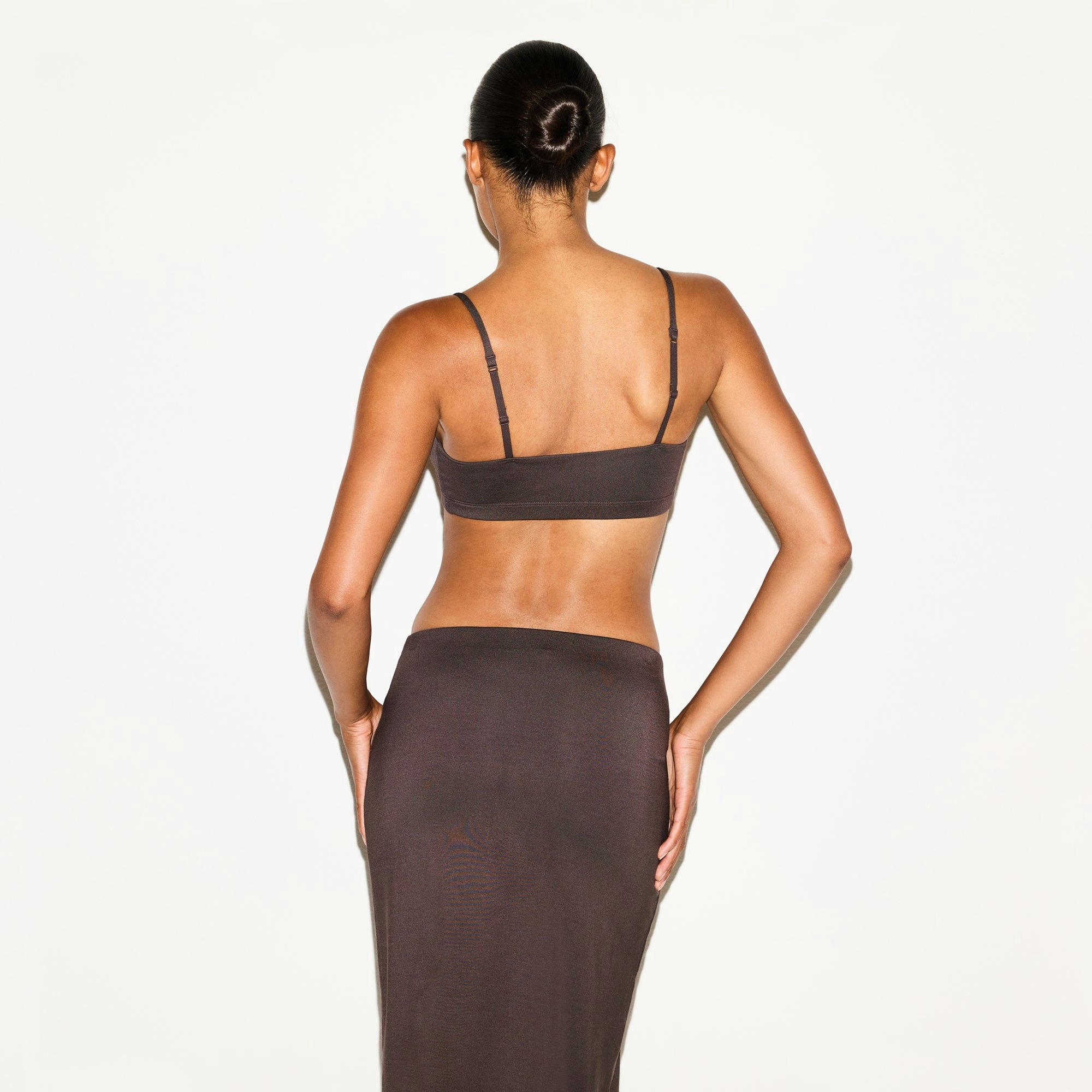 SMOOTH LAYERS SCOOP BRALETTE | RAISIN ON A MODEL SIDE VIEW @ | FOCUS: 0.0, 1.0, 0.9