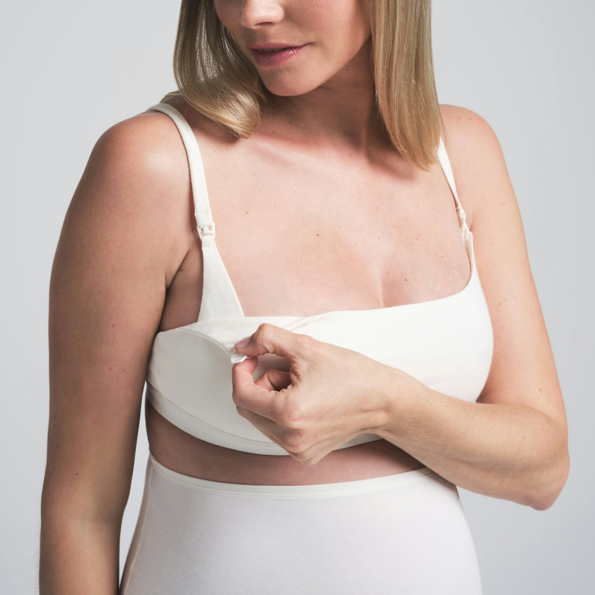 COTTON JERSEY MATERNITY NURSING SCOOP BRALETTE | MARBLE ON A MODEL SIDEVIEW | FOCUS: 0.0, 1.0, 0.9